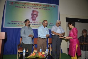 Monochrome CM - Shankar Subramanian's wife Usha accepting the award