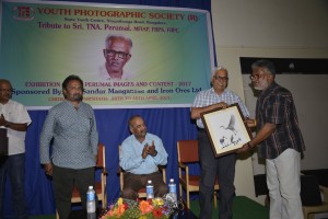 Chandrasekar presenting a picture of TNA Perumal to MN Jayakumar