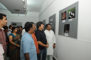 Srinath & Murthy appreciating the winning pictures