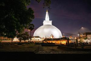 Stupa-Sri-Lanka-1